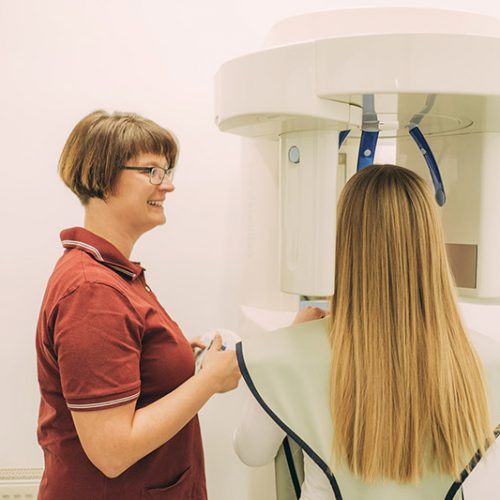 Mitarbeiterin und Patientin beim digitalen Röntgen in Haldensleben.